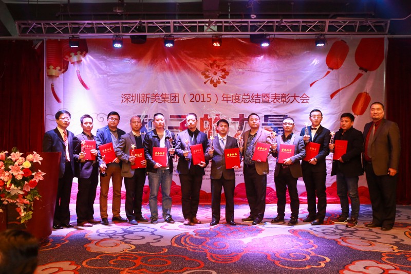 集團副總裁陳連輝先生與向海濱先生與獲得優(yōu)秀工程銅獎的負(fù)責(zé)人合影